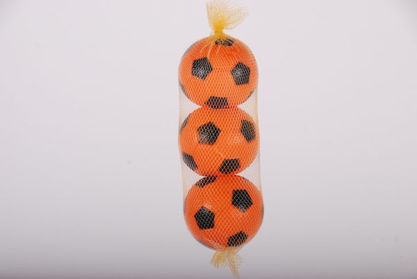 Drie oranje mini plastic balletjes in net